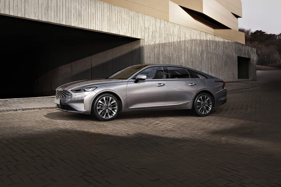 Rear Cross View of KIA K8 Hybrid