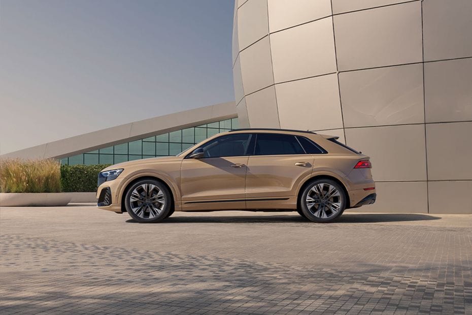 أودي Q8 Full Side View