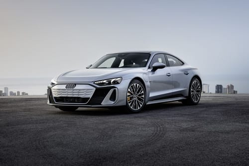 أودي  إي-ترون جي تي Front angle low view