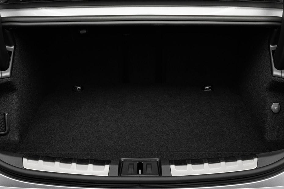 Trunk Open Closer View of إي-ترون جي تي