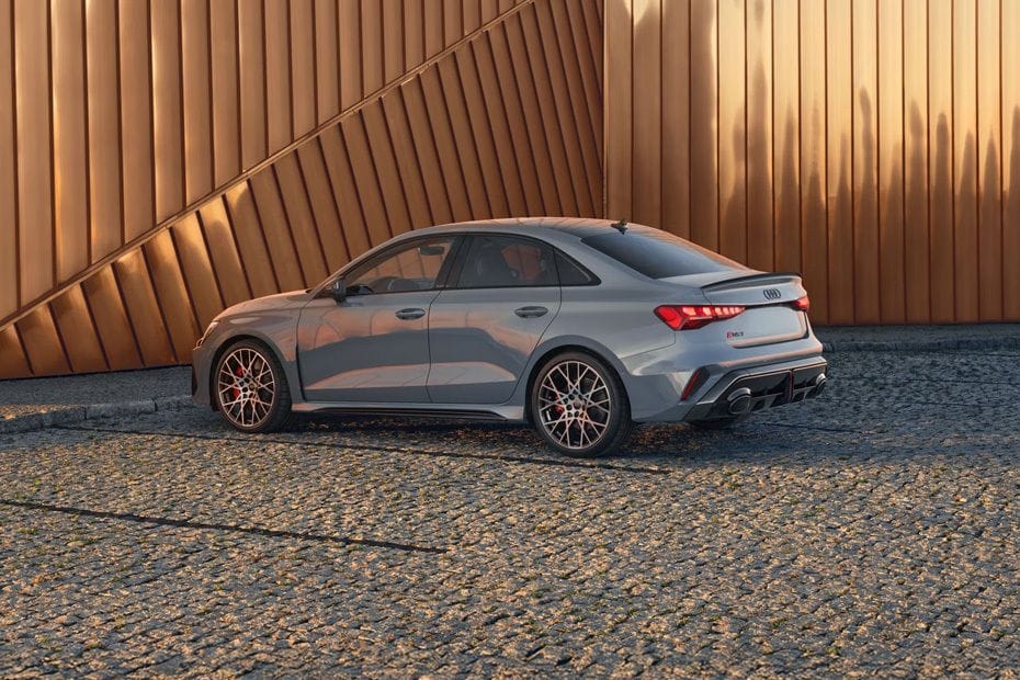 Rear Cross Side View of أودي RS3