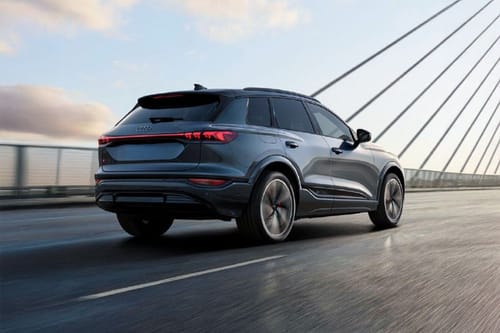 إس كيو 6 إي-ترون Rear angle view