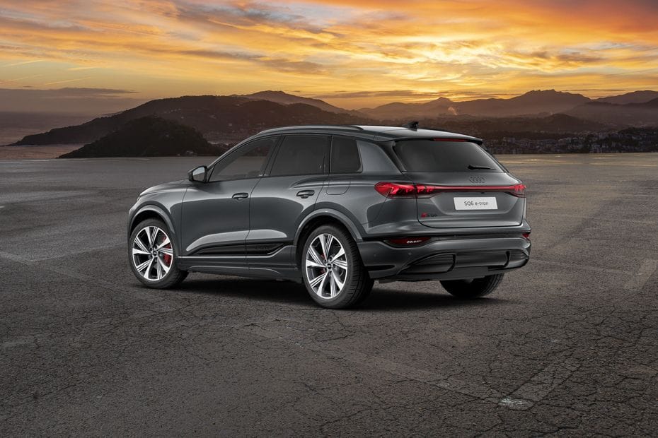 Rear Cross Side View of Audi SQ6 E-Tron