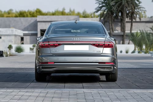 Rear Medium View of أودي A8 L