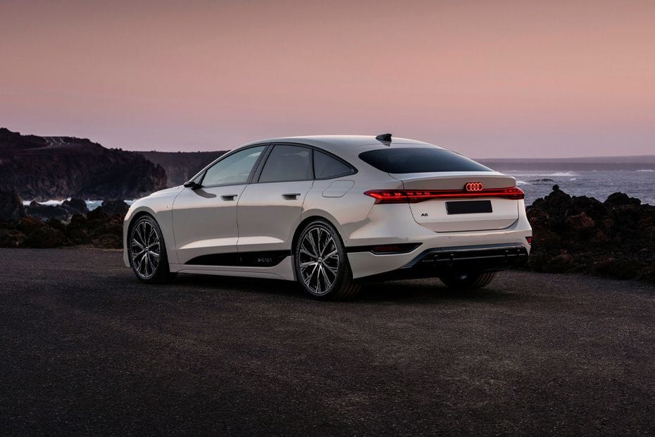 Rear Cross Side View of أودي أيه 6 إي-ترون