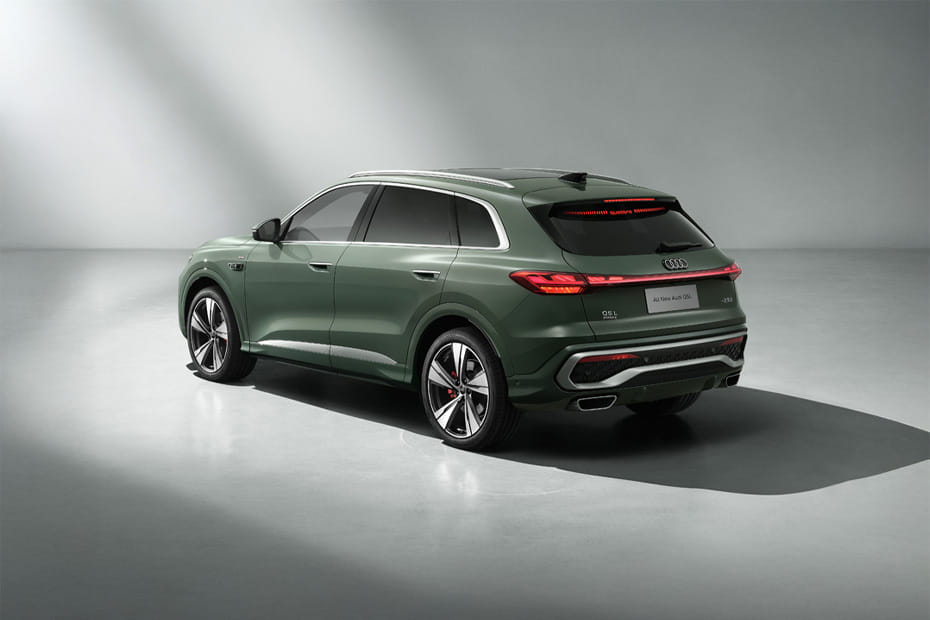 Rear Cross Side View of Audi Q5 L