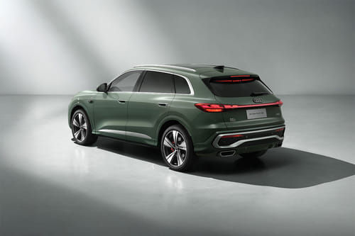 Rear Cross Side View of Audi Q5 L