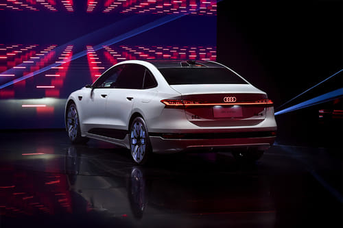 Rear Cross Side View of أودي A6L إي-ترون