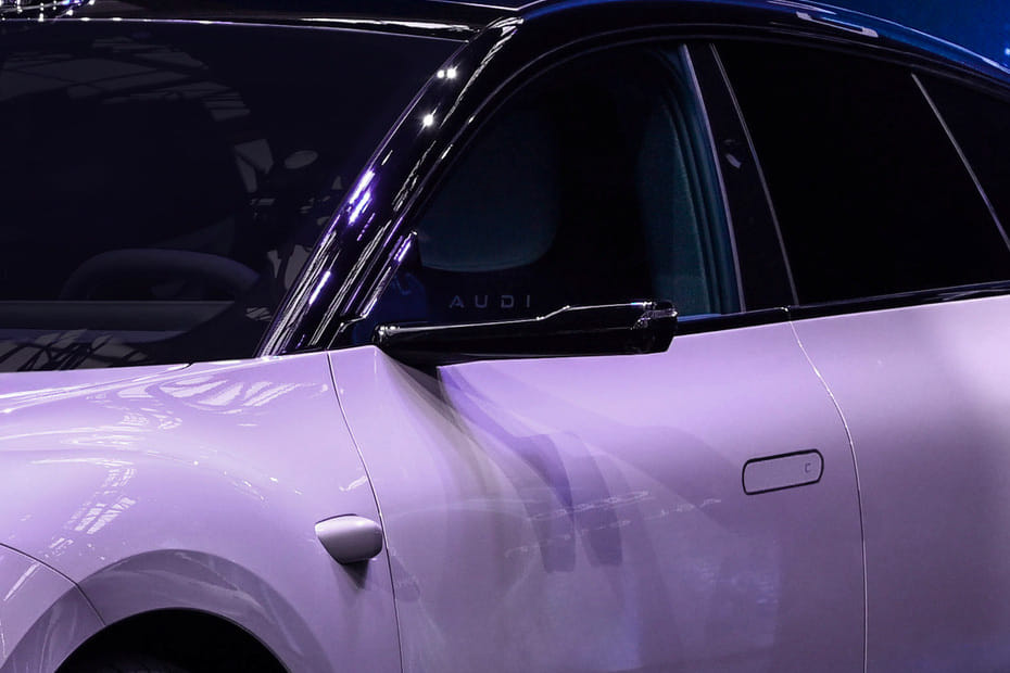 أودي إي ٥ Drivers Side Mirror Front Angle