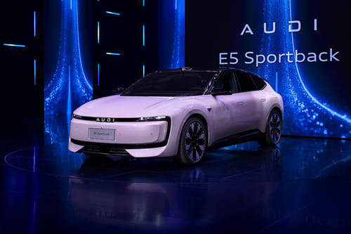 أودي  إي ٥ Front angle low view