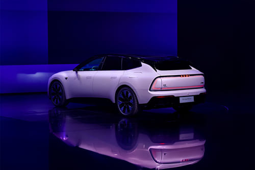 Rear Cross Side View of أودي إي ٥