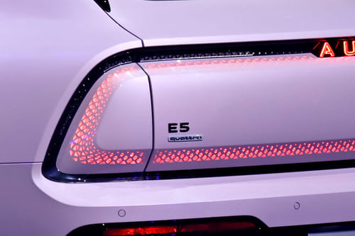 إي ٥ Tail light