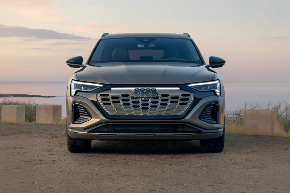 Full Front View of Q8 إي-ترون