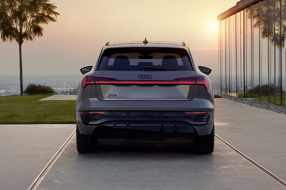 Full Rear View of أودي Q8 إي-ترون