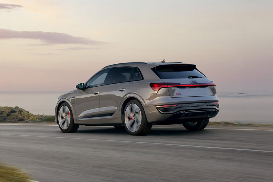 Rear Cross Side View of أودي Q8 إي-ترون