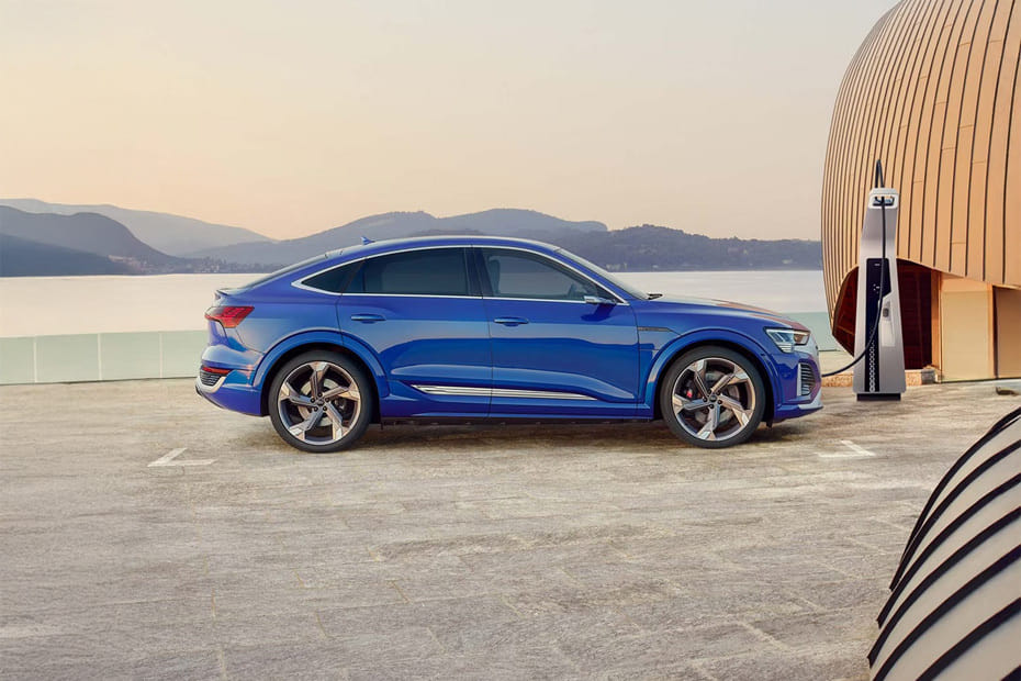 SQ8 إي-ترون Medium Angle Front View