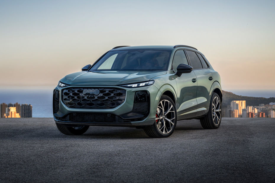 أودي  كيو 3 2026 Front angle low view