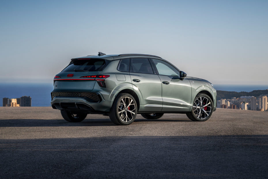 كيو 3 2026 Rear angle view