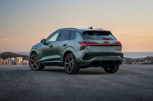 Rear Cross Side View of أودي كيو 3 2026