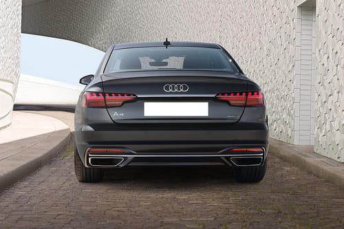Full Rear View of أودي A4