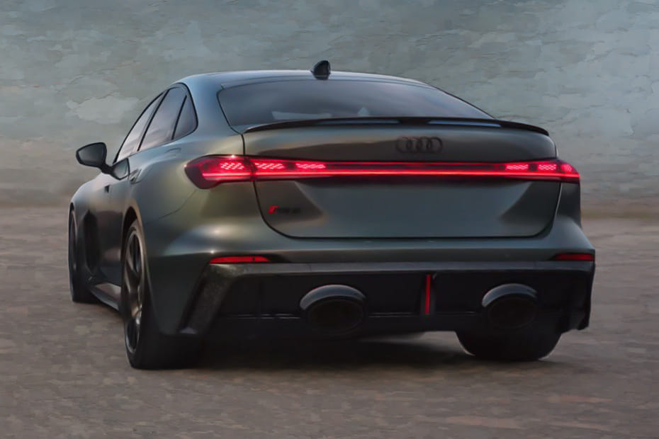 Full Rear View of أودي آر إس ٥