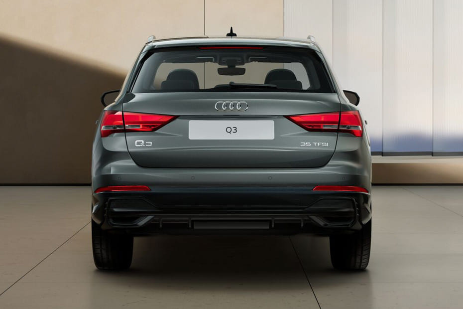 Full Rear View of أودي Q3