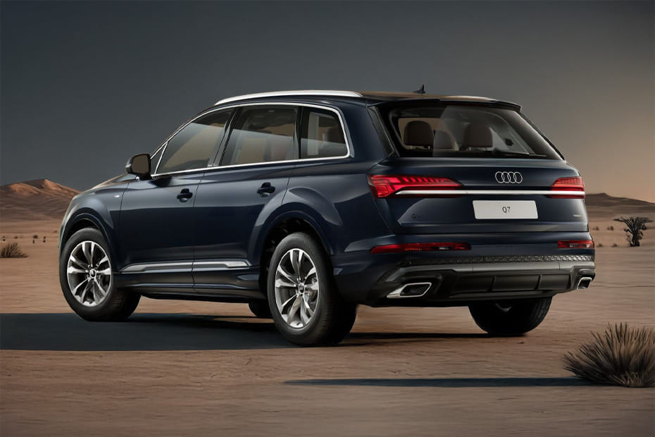 Rear Cross Side View of Audi Q7