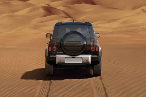 Full Rear View of لاند روفر ديفندر