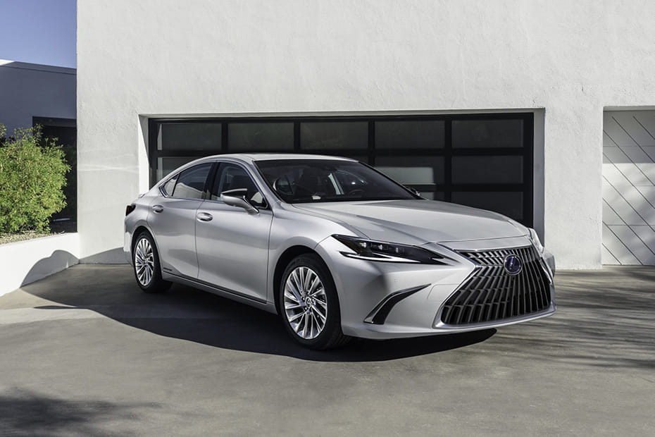 Lexus ES Front Cross Side View in Saudi Arabia