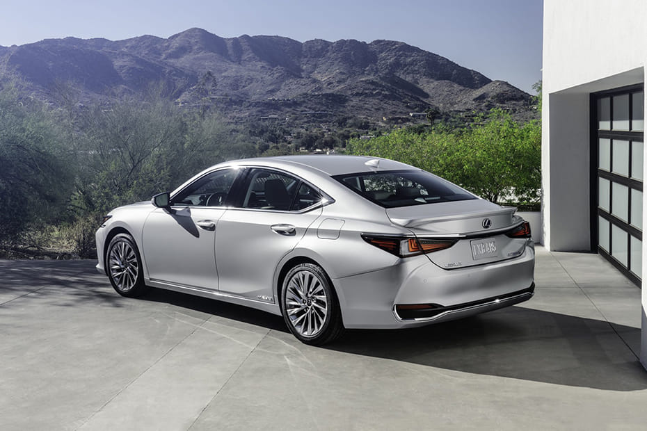 Rear Cross Side View of Lexus ES in Saudi Arabia