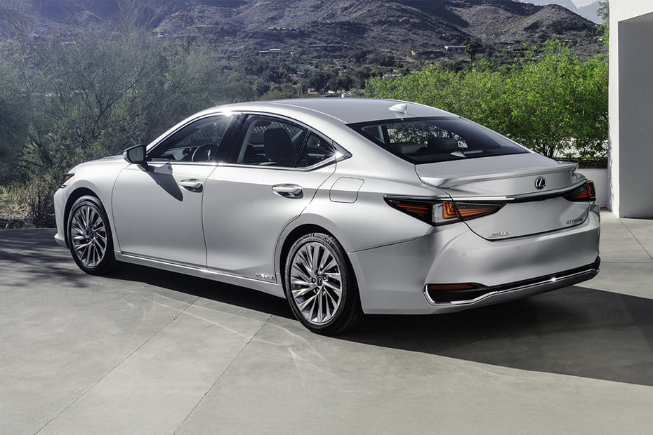 Rear Cross Side View of Lexus ES