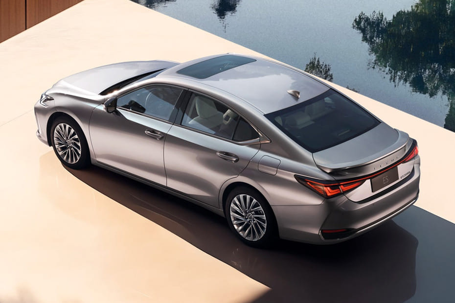 Rear Cross Side View of لكزس إي إس 2026