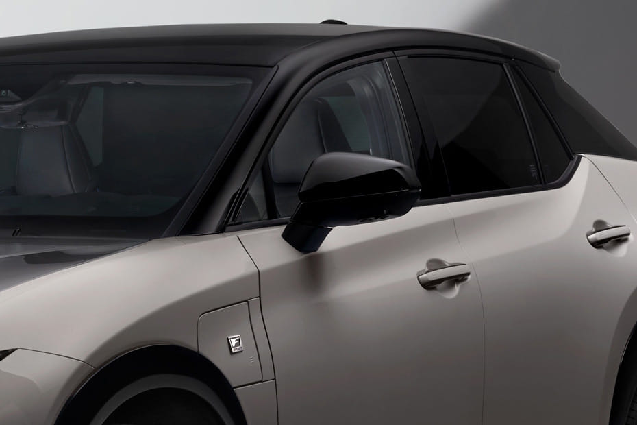 لكزس آر زد Drivers Side Mirror Front Angle