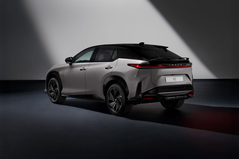 Rear Cross Side View of لكزس آر زد