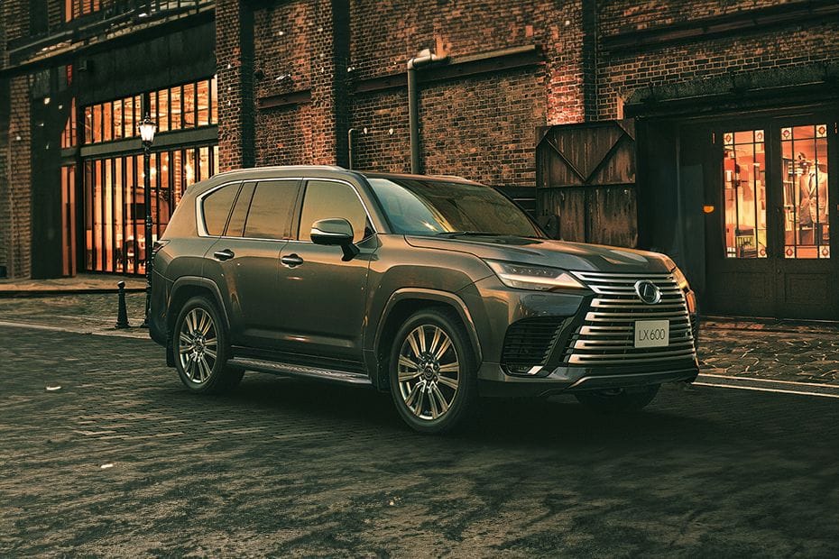 لكزس LX Front Side View