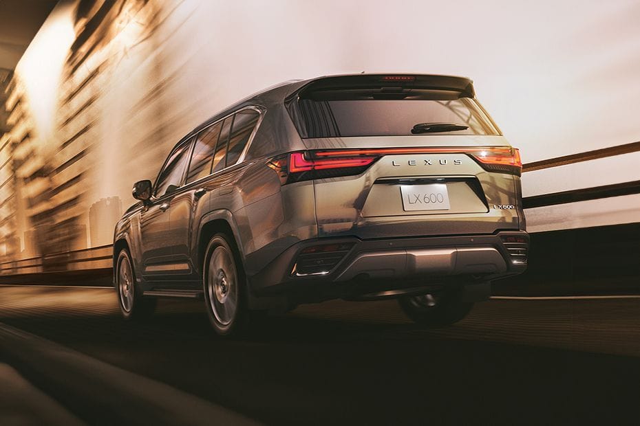 Rear Cross Side View of لكزس LX