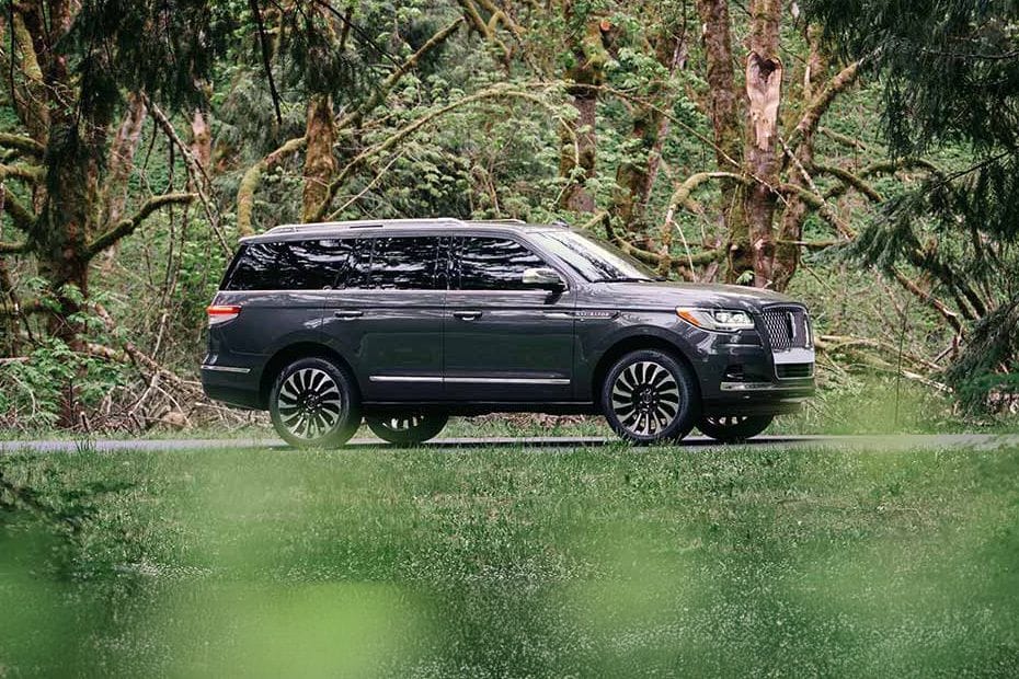 Lincoln Navigator Full Side View