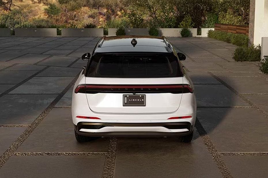 Full Rear View of لينكون نوتيلوس 