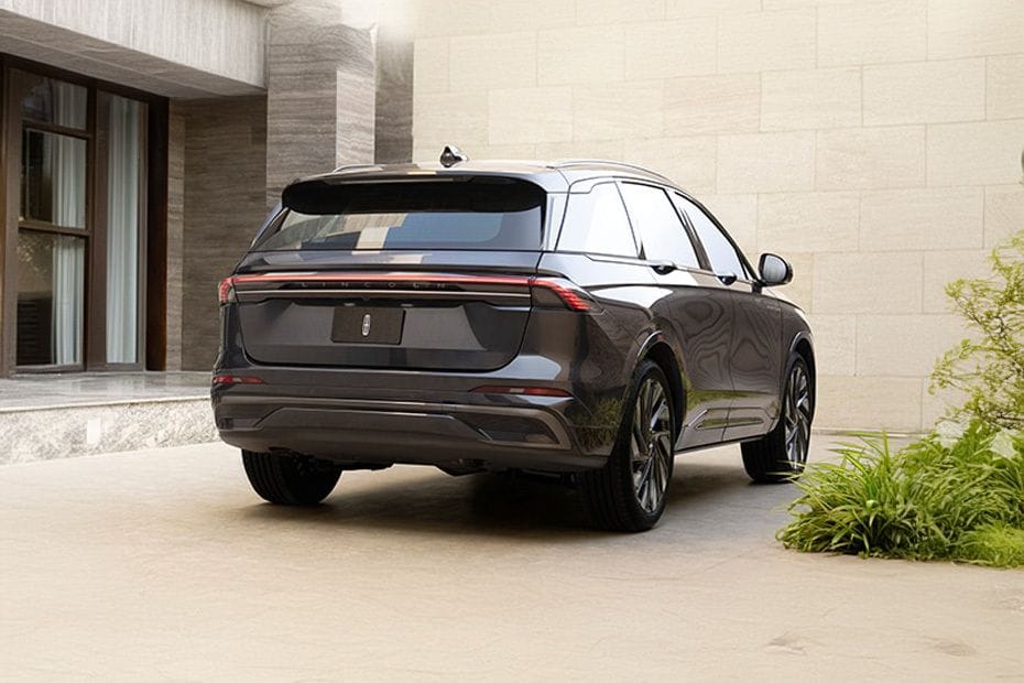 نوتيلوس  Rear angle view