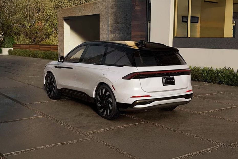 Rear Cross Side View of لينكون نوتيلوس 