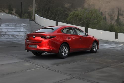 3 سيدان Rear angle view