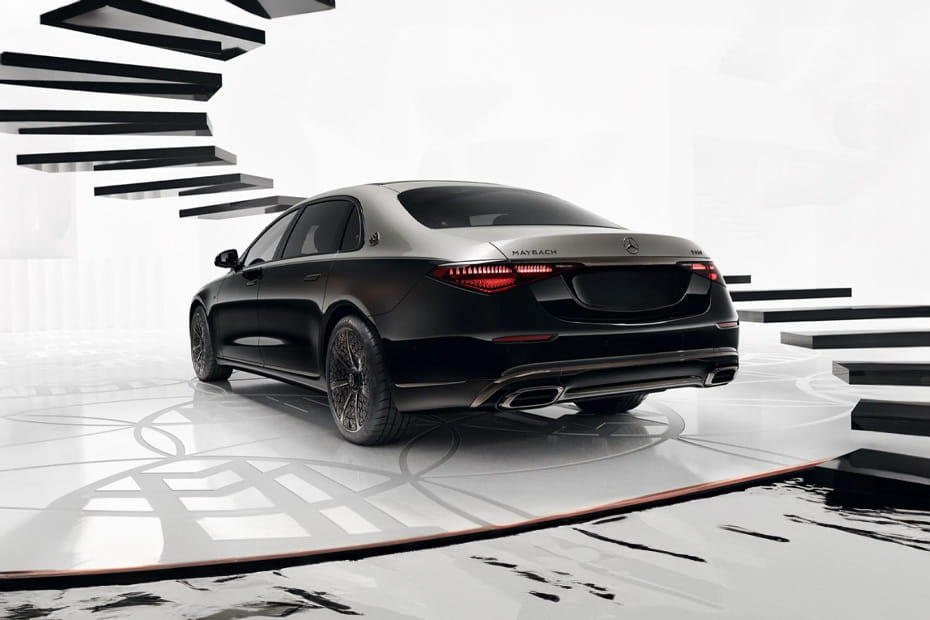 Rear Cross Side View of مرسيدس بنز مايباخ إس كلاس