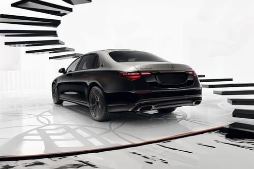 Rear Cross Side View of مرسيدس بنز مايباخ إس كلاس