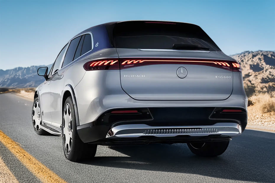 Rear Medium View of مرسيدس بنز مايباخ إي كيو إس