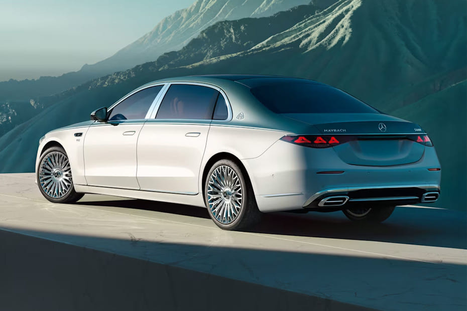 Rear Cross Side View of مرسيدس بنز مايباخ إس كلاس 2027