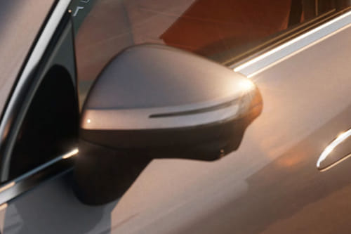 مرسيدس بنز جي إل سي إلكتريك Drivers Side Mirror Front Angle