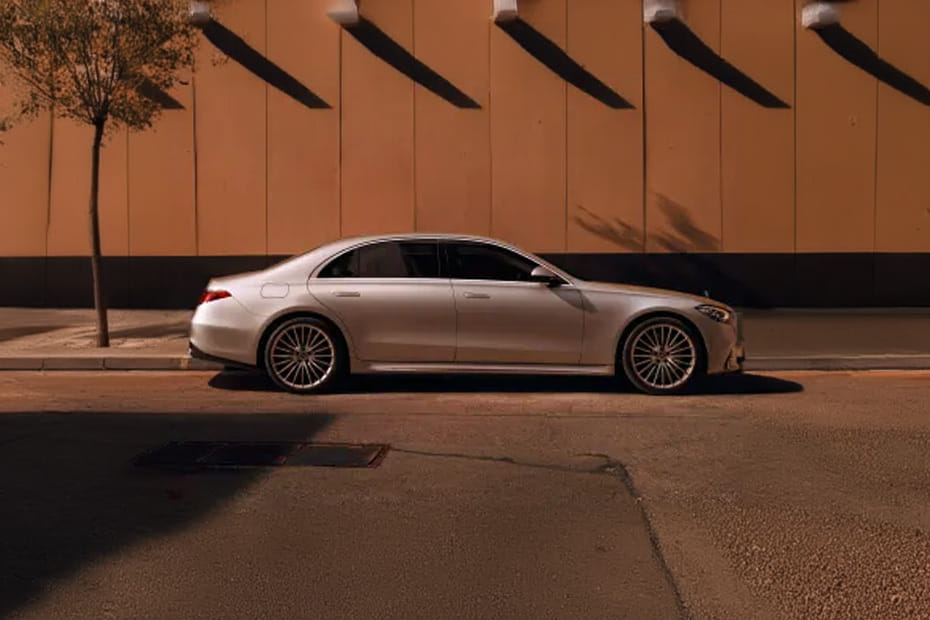   أس  كلاس سيدان Medium Angle Front View