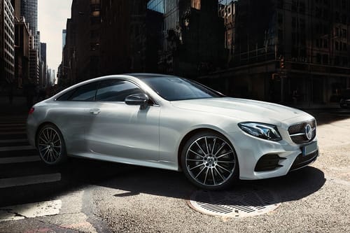 الفئة - إي كوبيه Rear Medium Side View