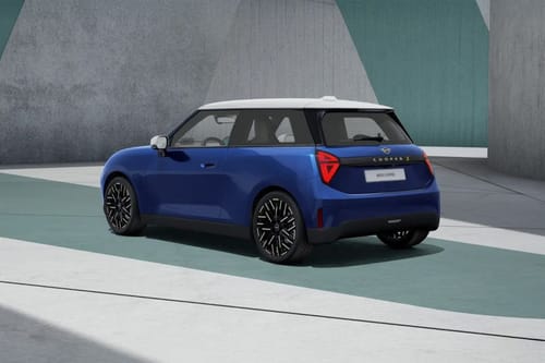 Rear Cross Side View of ميني كوبر إلكتريك