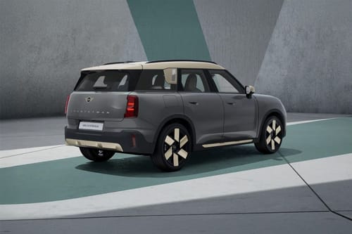 كنتري مان إلكتريك Rear angle view